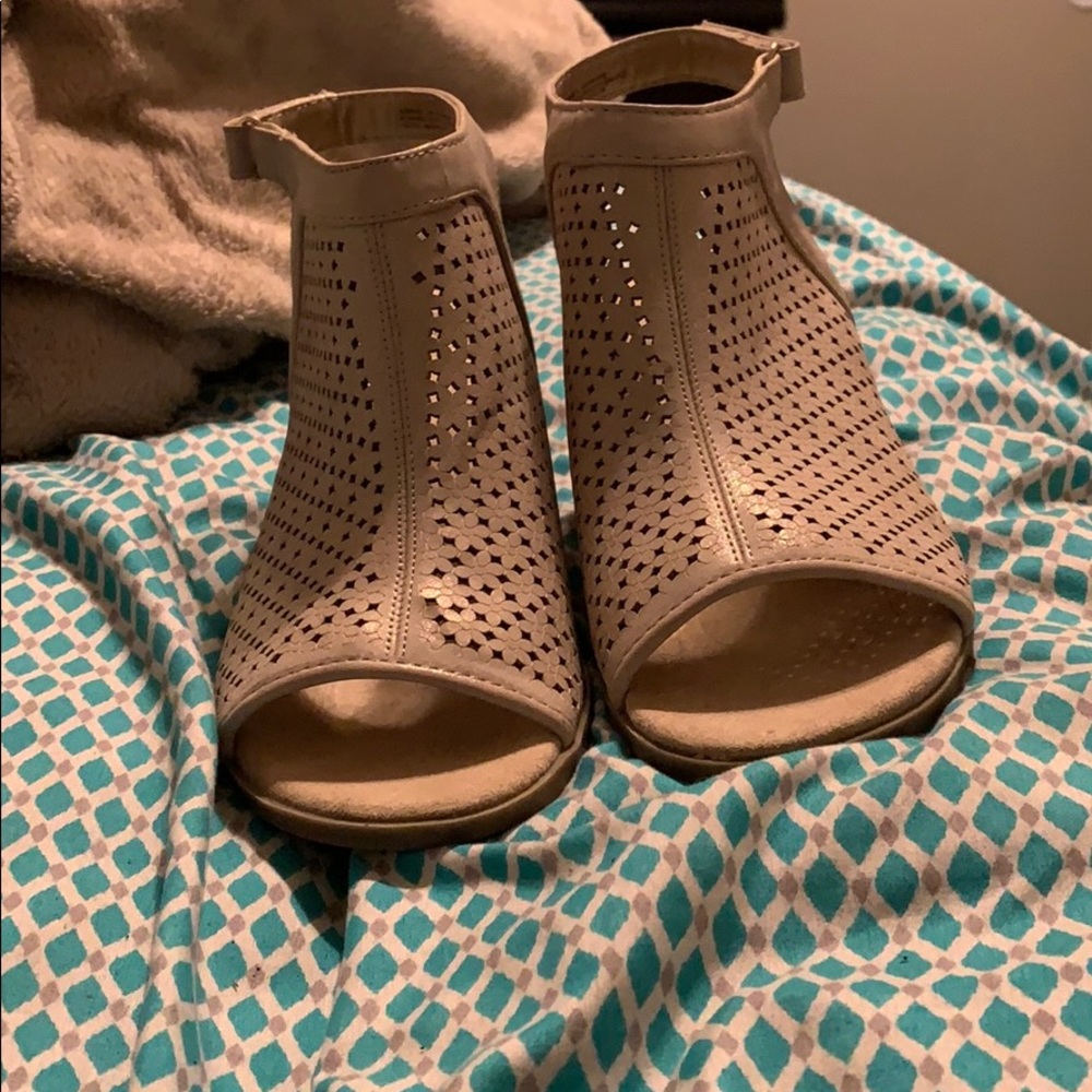 Heels - Picture 2 of 4